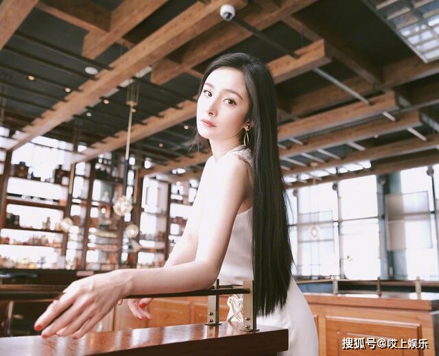 郭碧婷|杨幂黑长直造型亮相，穿长裙频频撩发，气质惊艳撞型郭碧婷