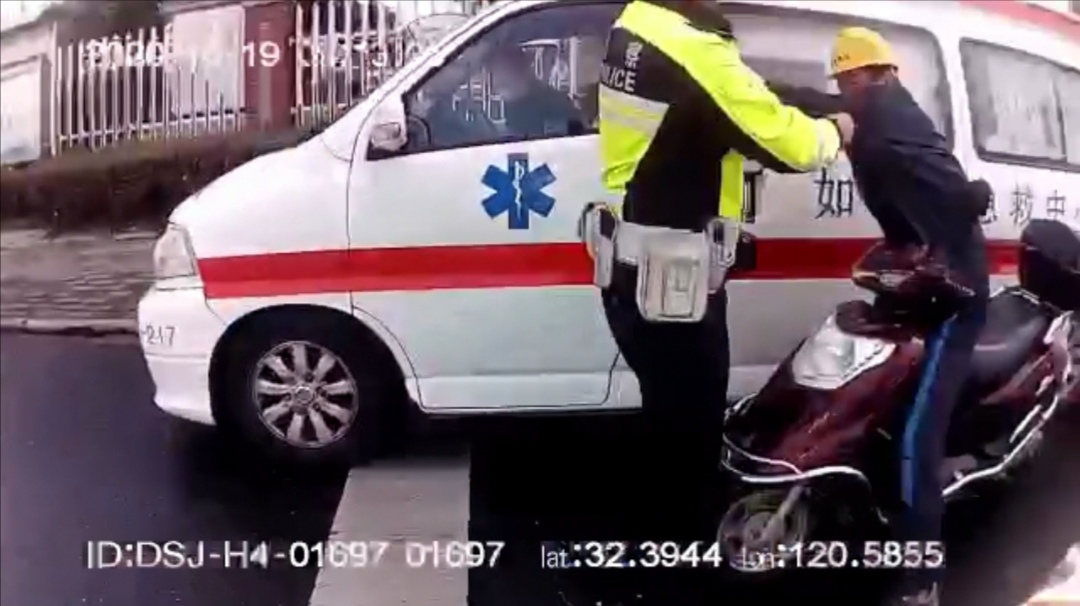 如皋男子当街拳打交警暴力抗法，审讯室里倍感
