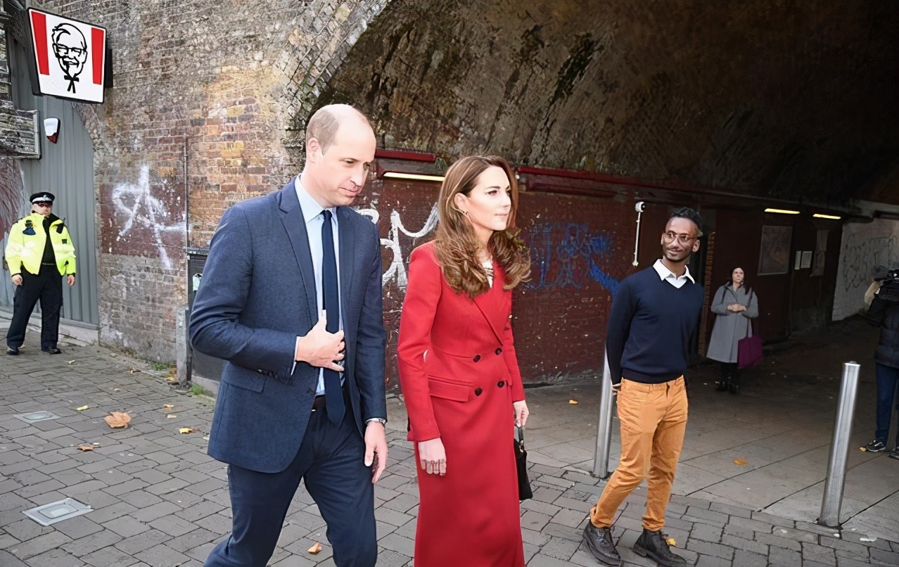 梅根|凯特穿衣“打翻身仗”!红色超长款大衣太惊艳,高贵感梅根哪能比