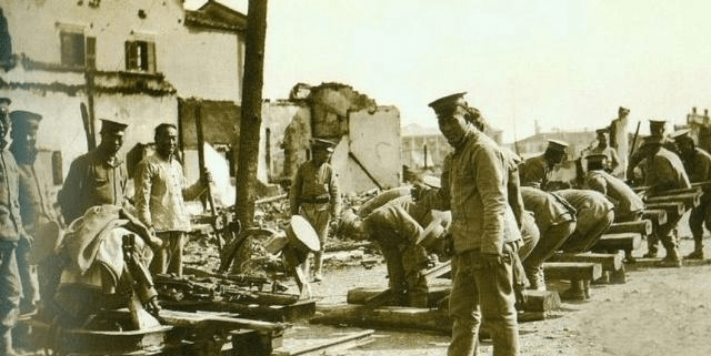 老照片:1912年辛亥革命,正在激战的清军和革命军