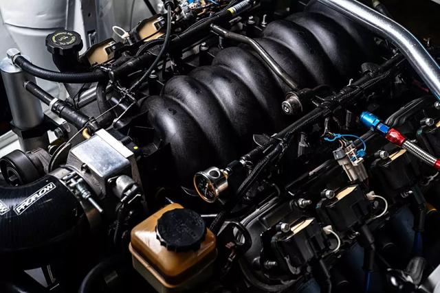 宝马e30装入大排量v8动力,再也没有人嫌它老