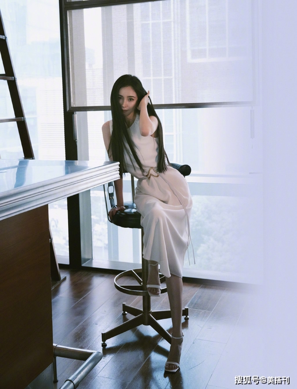 小白|杨幂黑直长配小白裙，看到生图，网友感叹：这是她最美的一次打扮