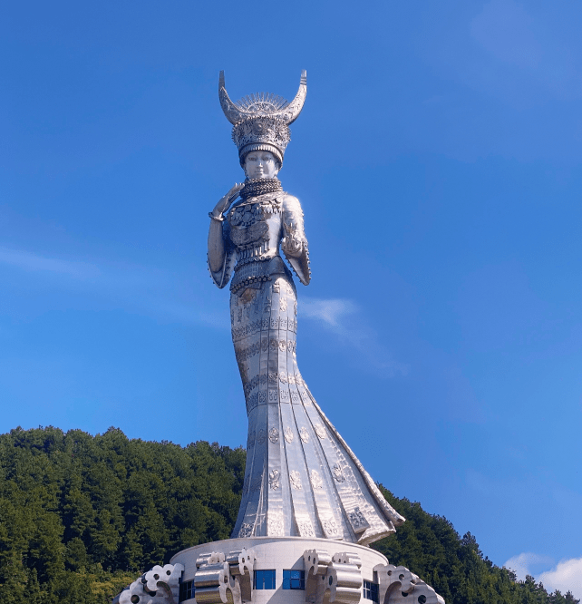 1/ 7 前不久,有网民航拍88米高的世界最大苗族女神像仰阿莎雕塑.