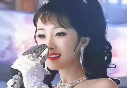 杨幂首次挑战夜店装,被导演故意关滤镜,看到全身照再也不羡慕了