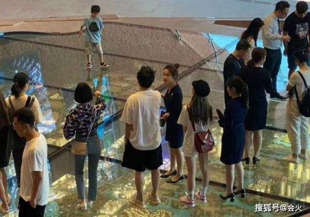 美女|原创王思聪夜店与美女嗨玩，豪开200瓶洋酒，光酒水消费高达200万？