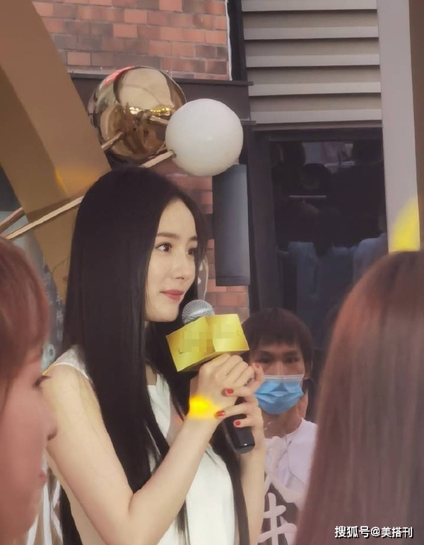 小白|杨幂黑直长配小白裙，看到生图，网友感叹：这是她最美的一次打扮