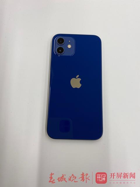 iphone 12蓝色引热议,真机感受下!开屏新闻记者带你抢先体验