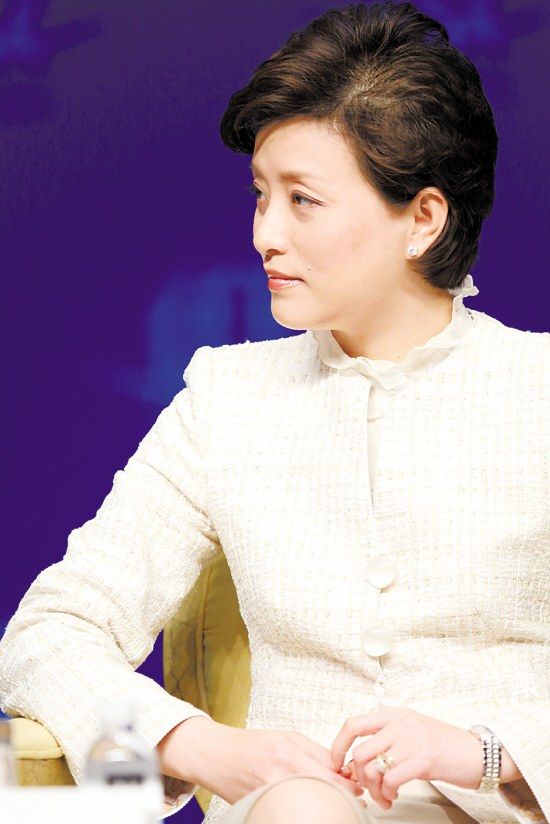 52岁杨澜全家照,儿子像妈妈,女儿像爸爸,儿女颜值差异颇大