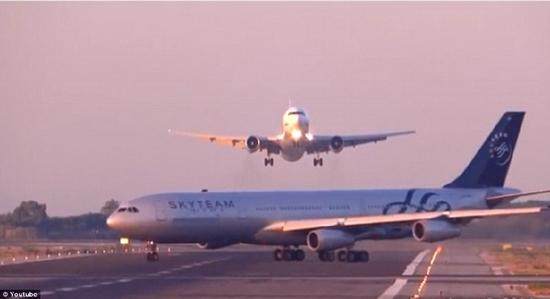 飞机场的飞机是怎么进去的呢 fef884560f024fbd8beda832a89cb4f9.jpeg