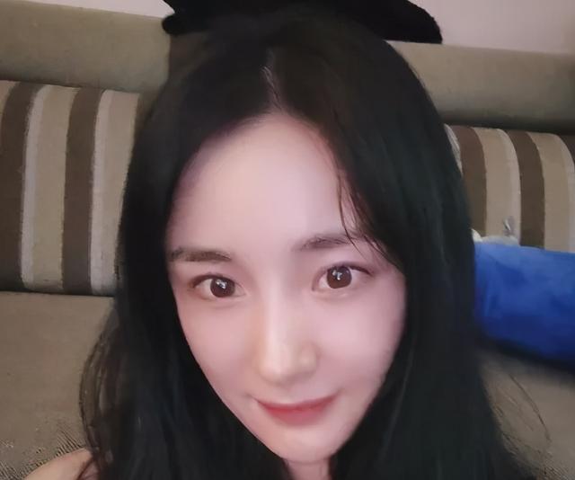 脸部|杨幂活动生图被扒，脸部岁月感明显，34岁还能卖少女感多久？