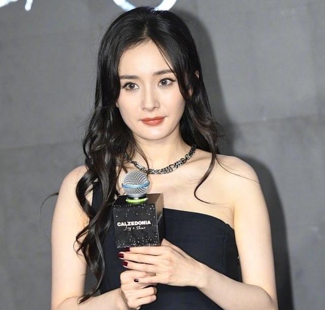 脸部|杨幂活动生图被扒，脸部岁月感明显，34岁还能卖少女感多久？