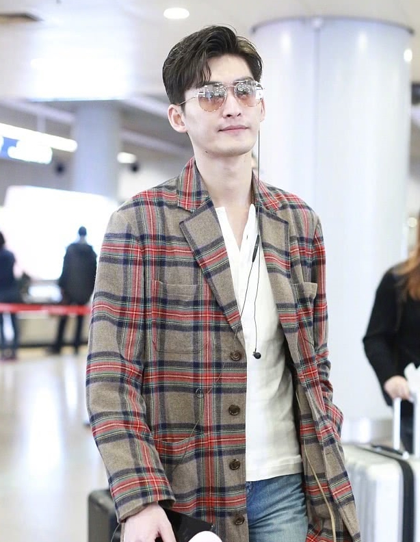 男星|机场上穿着格纹外套的男星们，一点也不像IT男，时尚感超
