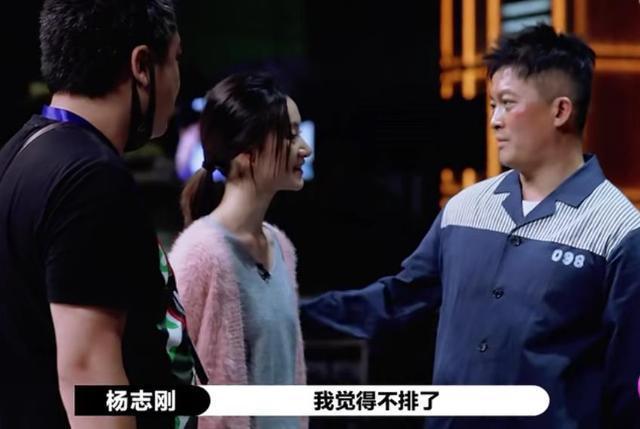 杨志刚36岁老婆曝光,长成这般模样,难怪他拍什么戏都带着她!