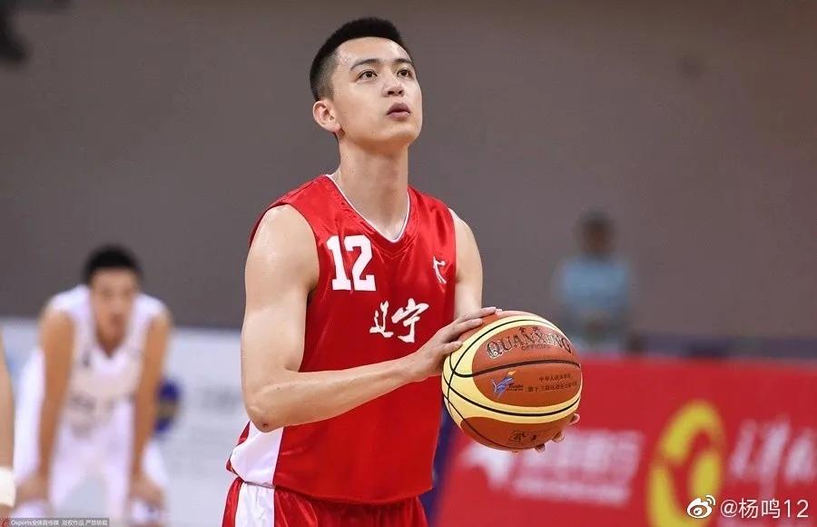 消音|爆粗口被全程消音上热搜，脸却帅成颜值天花板…