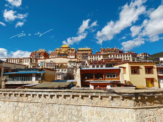 云南最大的藏传佛教寺庙，就在香格里拉，还被誉为“小布达拉宫”_松赞林寺