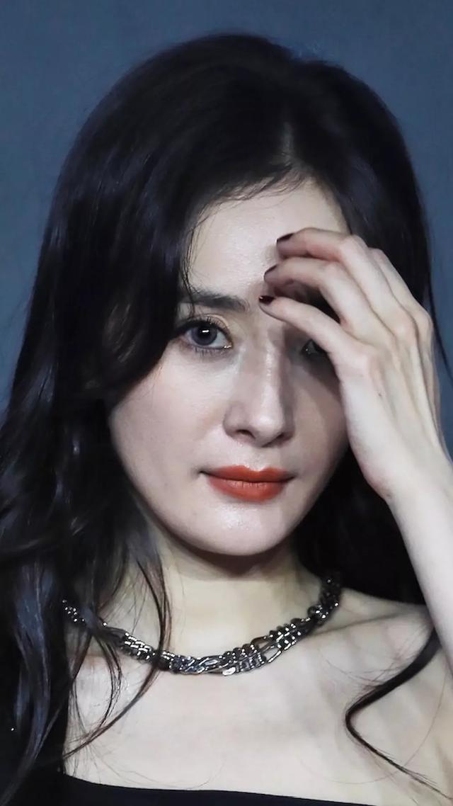 脸部|杨幂活动生图被扒，脸部岁月感明显，34岁还能卖少女感多久？