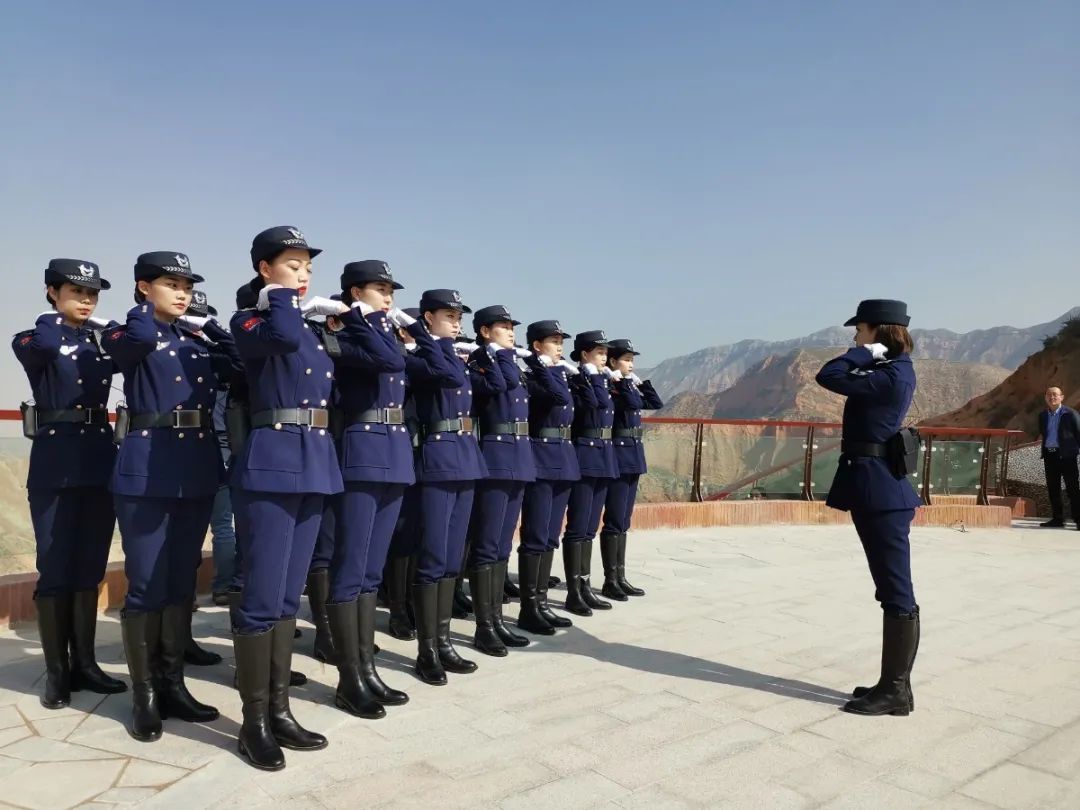 精神黄河风情线景区女子巡逻队亮相兰州水墨丹霞旅游景区