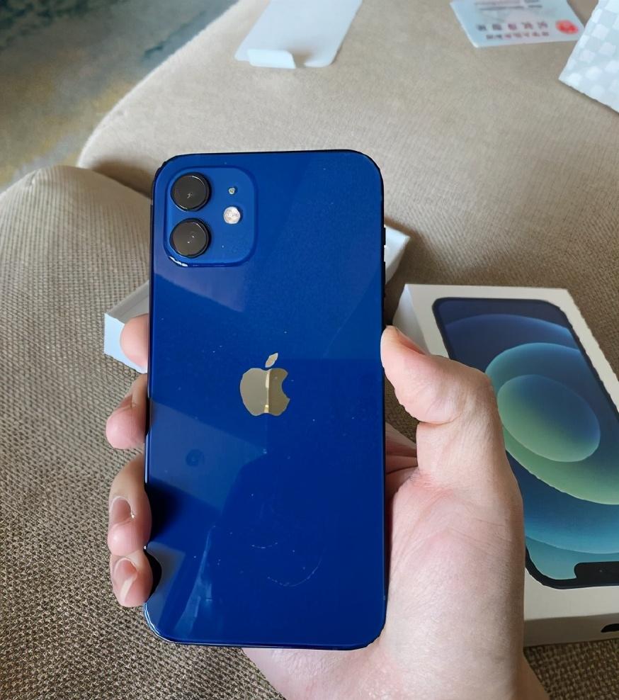 iphone12开箱,蓝色巨丑,绿色却意外地好看