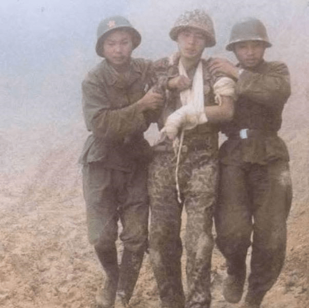 老山前线回顾:图七是一位母亲为儿子扫墓照,曾感动无数网友