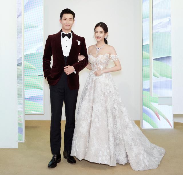 何超莲|何超莲穿短裙网袜秀好身材，携男友拍大片，大赞窦骁是“帅狍子”