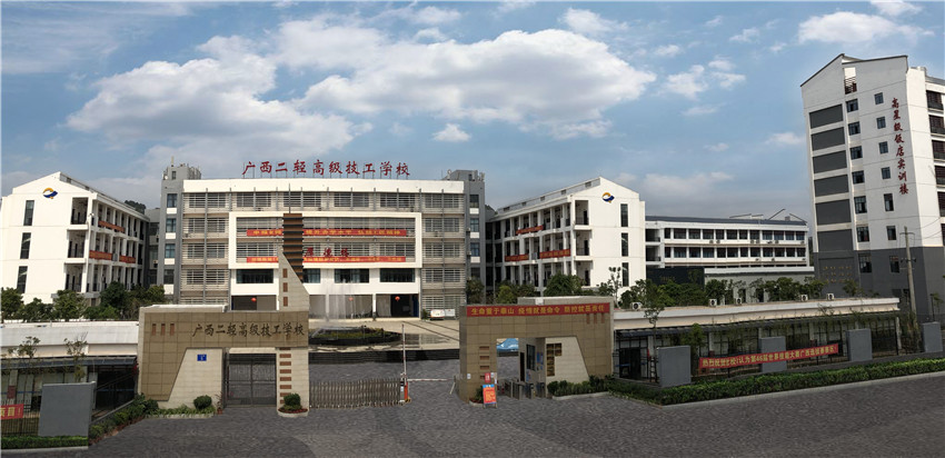 广西二轻技师学院位于南宁市青秀区仙葫的下洲路,这里是南宁市有一个