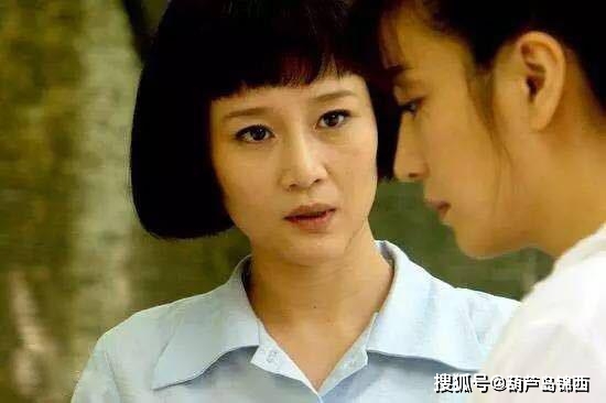 54岁许亚军近照,4任妻子都是美女演员,18岁儿子比他还
