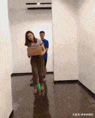 原创搞笑gif: 老师教育我们要乐于助人, 看到这终于明白了