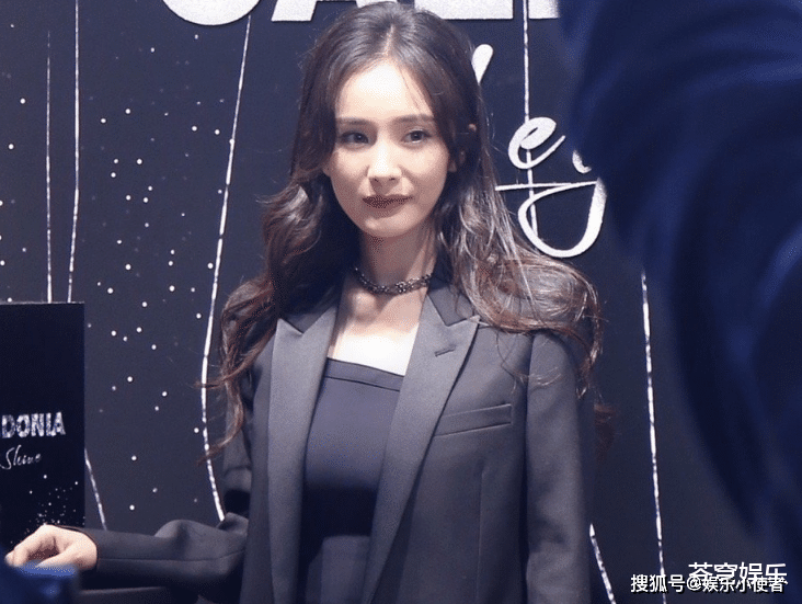 杨幂|杨幂亮相活动被拍，离开美颜颜值在线，这气质确定不是高贵名媛？