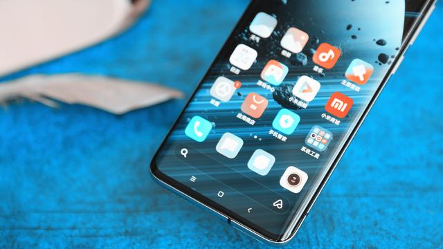 小米10至尊版图赏：亮银电镀工艺 屏幕真的很出