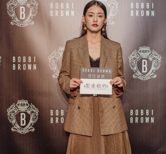 装配|柴碧云格纹西装配百褶裙亮相，展现摩登慵懒气质，30岁长这样？