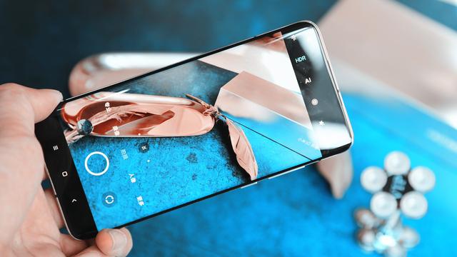 小米10至尊版图赏：亮银电镀工艺 屏幕真的很出