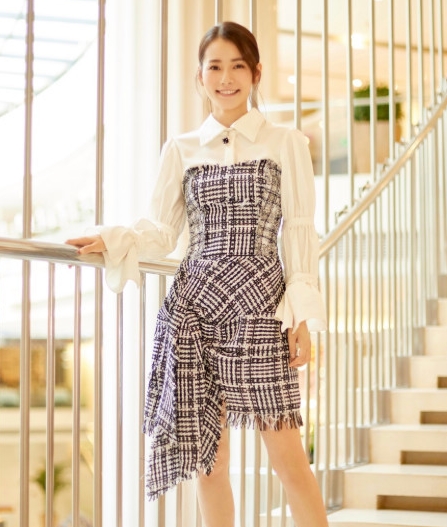 装配|柴碧云格纹西装配百褶裙亮相，展现摩登慵懒气质，30岁长这样？