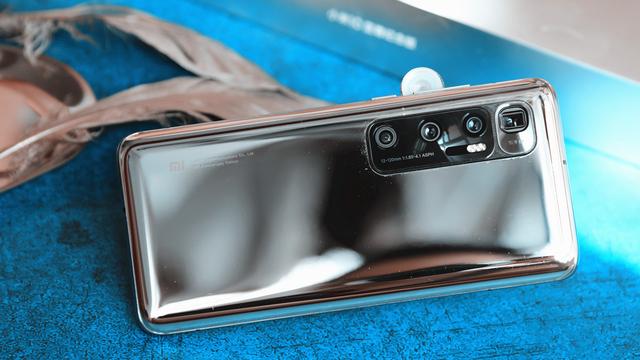 小米10至尊版图赏：亮银电镀工艺 屏幕真的很出