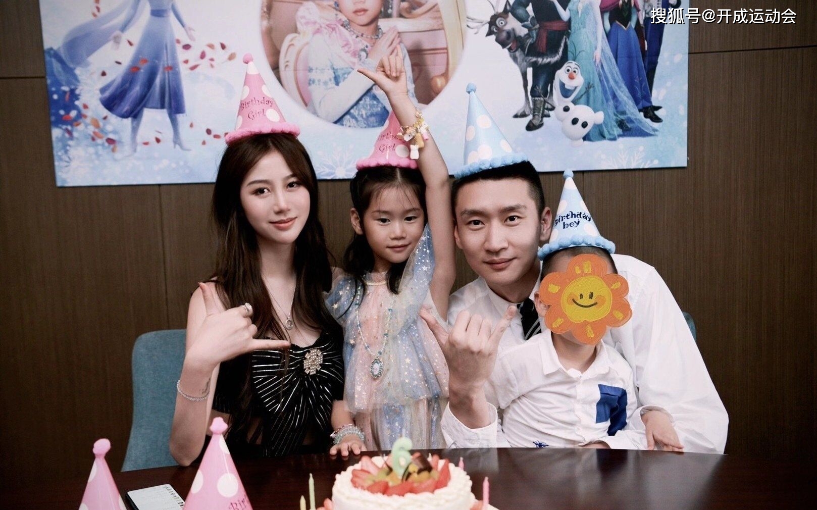 陈露|北控孙悦不幸崴脚，其妻陈露一件黑色吊带背心，玲珑剔透，时尚又圣洁