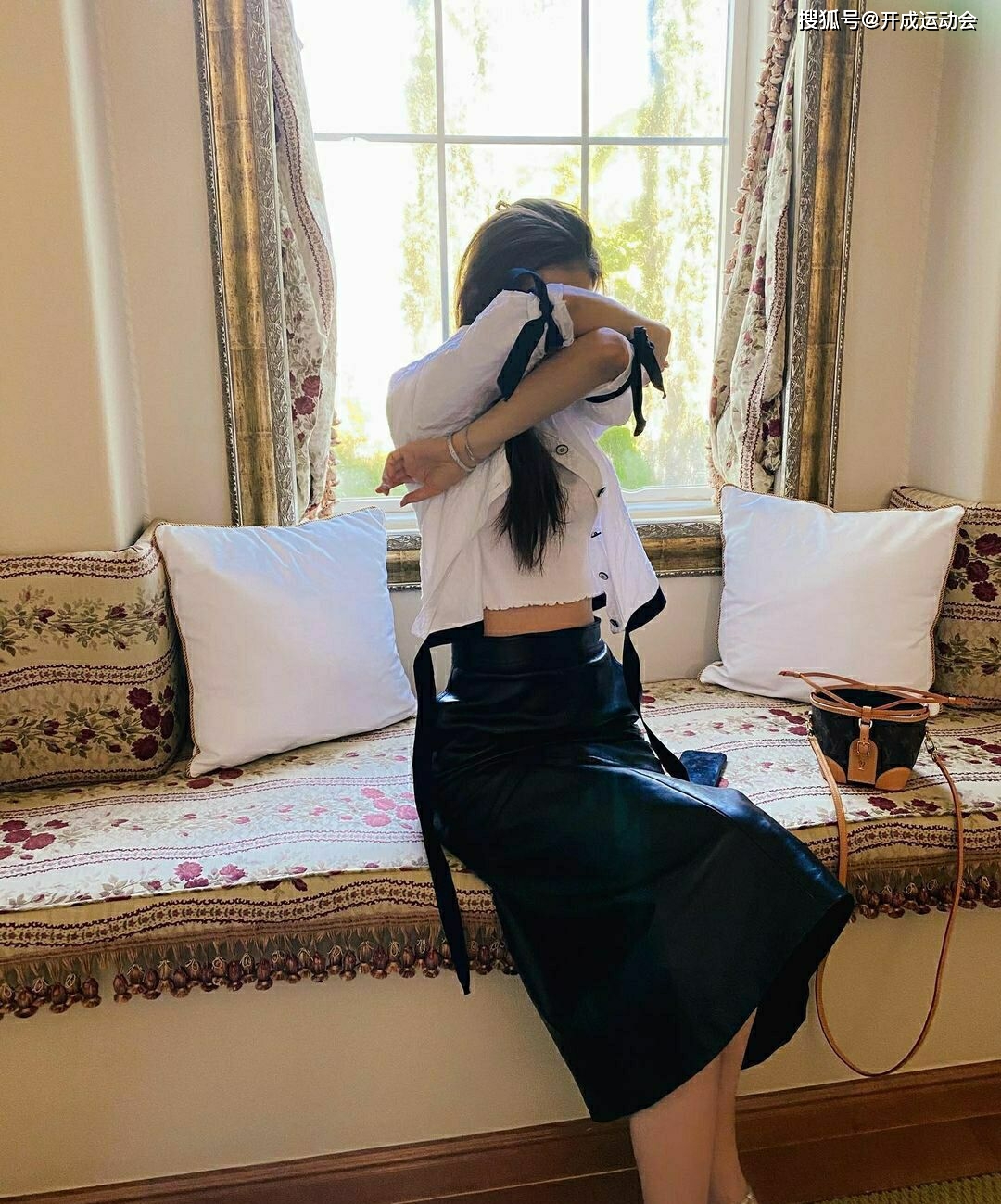 陈露|北控孙悦不幸崴脚，其妻陈露一件黑色吊带背心，玲珑剔透，时尚又圣洁