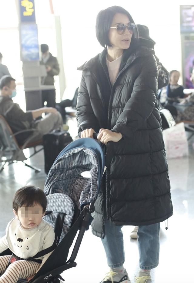 机场|原创胡杏儿带娃现身机场,偶遇黄梦莹热聊,儿子好奇张望萌态十足