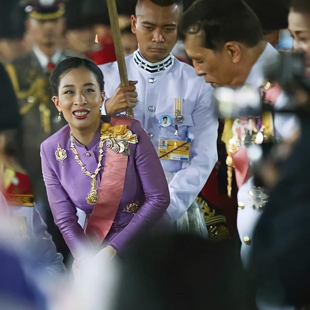 苏提达|苏提达没生过娃还强行秀母爱？抱起小女孩只能尬笑，诗妮娜赢一局