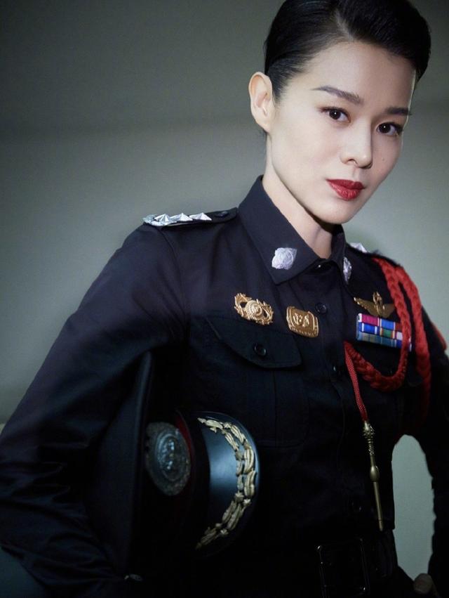 机场|原创胡杏儿带娃现身机场,偶遇黄梦莹热聊,儿子好奇张望萌态十足