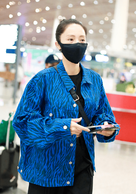 董璇”打扮洋气走机场，穿蓝色外套配工装裤，素颜更加显气质_手机搜狐网