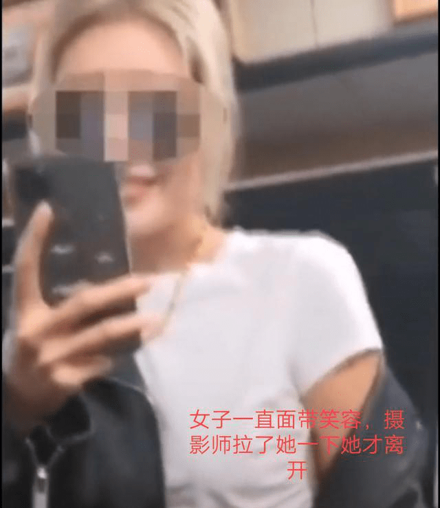 美女网红电车上摘口罩脱衣露背拍照,乘客:胸都快顶到我了