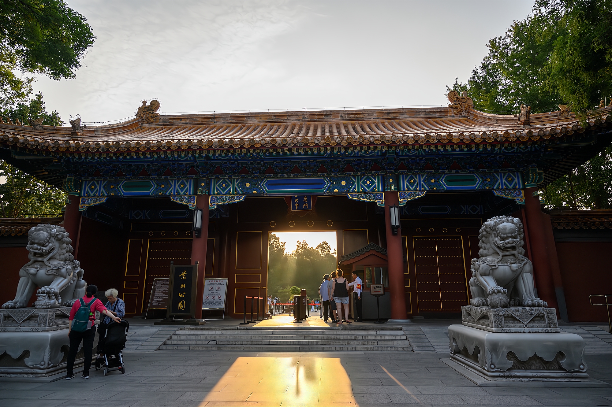 北京旅游必去的景点，2元就能俯瞰北京故宫全景，游客好评满满_万春亭