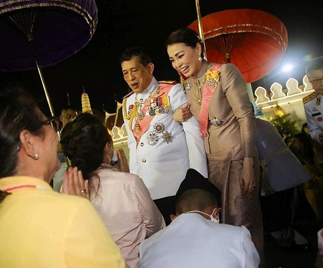 苏提达|苏提达没生过娃还强行秀母爱？抱起小女孩只能尬笑，诗妮娜赢一局