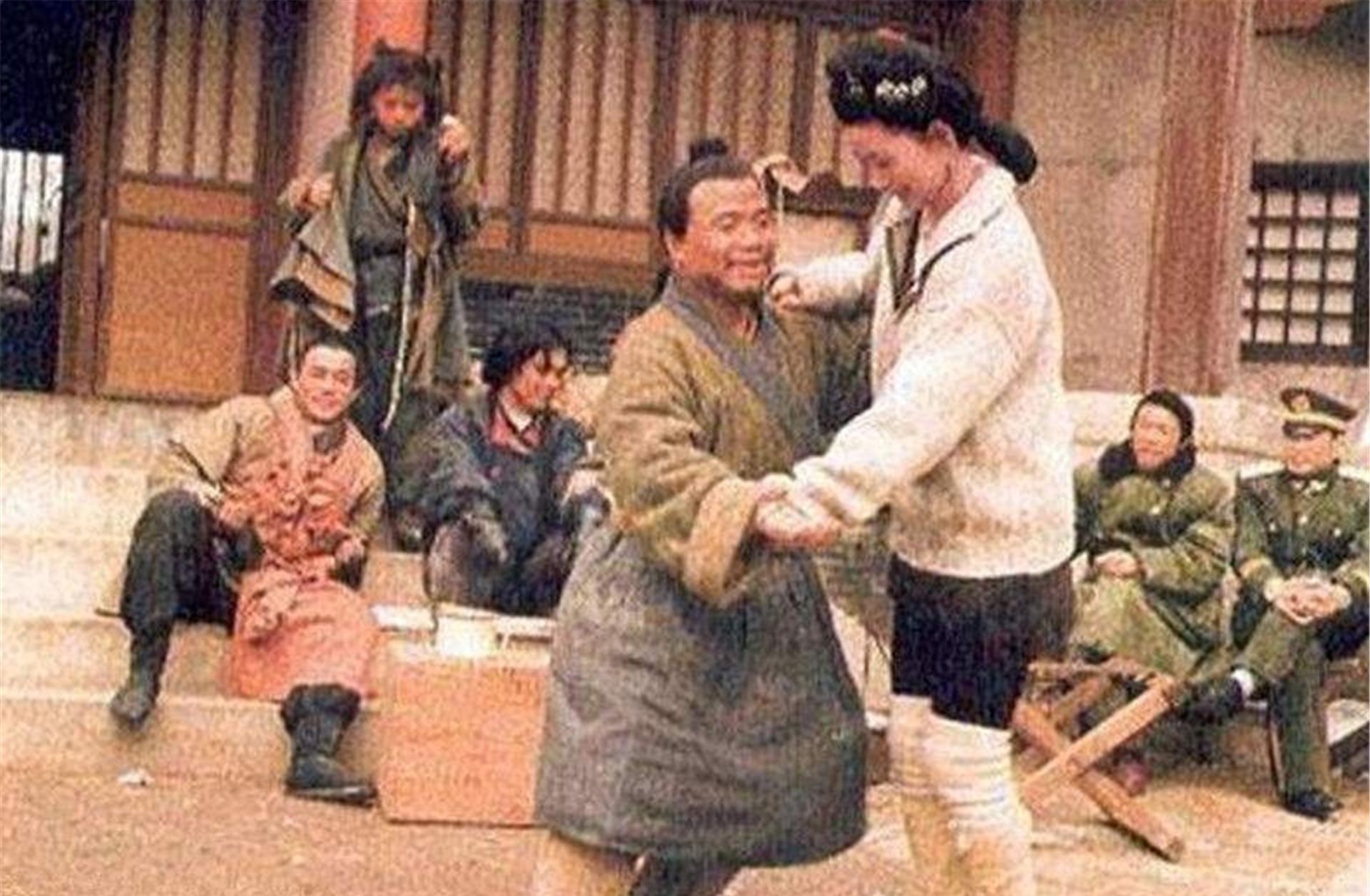 96版《水浒传》:武大郎妻子1米7,戏外潘金莲和武松成一对
