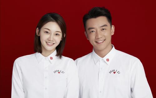郑恺得女后与友人现身餐厅，身为禁烟大使仍室