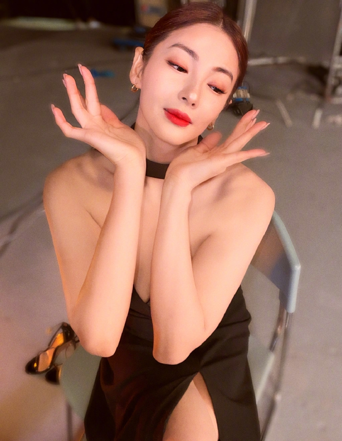 张雨绮穿深v礼裙秀酥胸 托脸撒娇尽展性感女人味