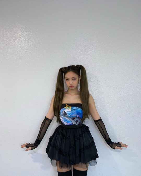jennie晒超可爱自拍照扎双马尾穿黑丝似漫画少女