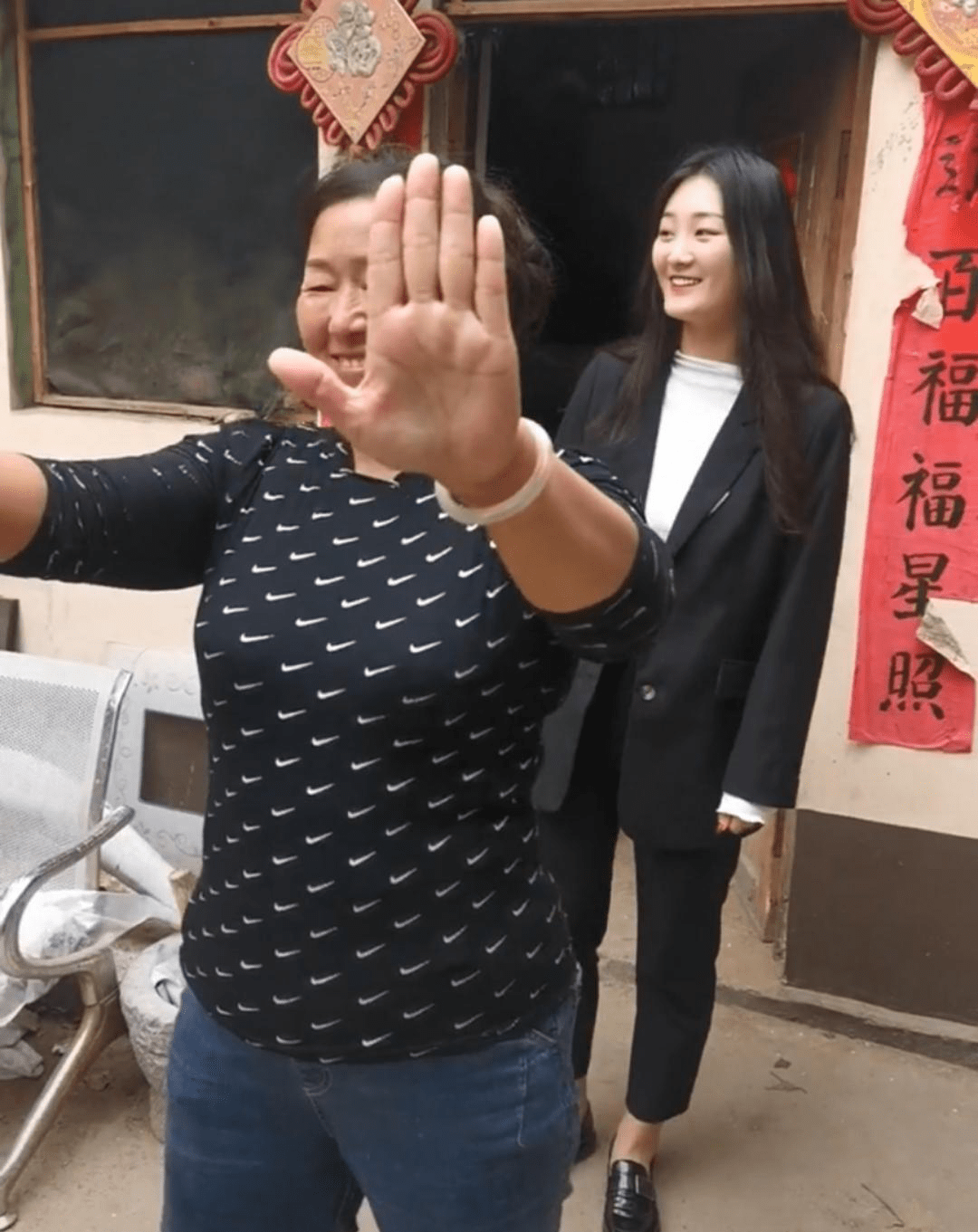 大衣哥家庭背景详细介绍 289d4ce7e9524945b40e99df0712fc0e.png