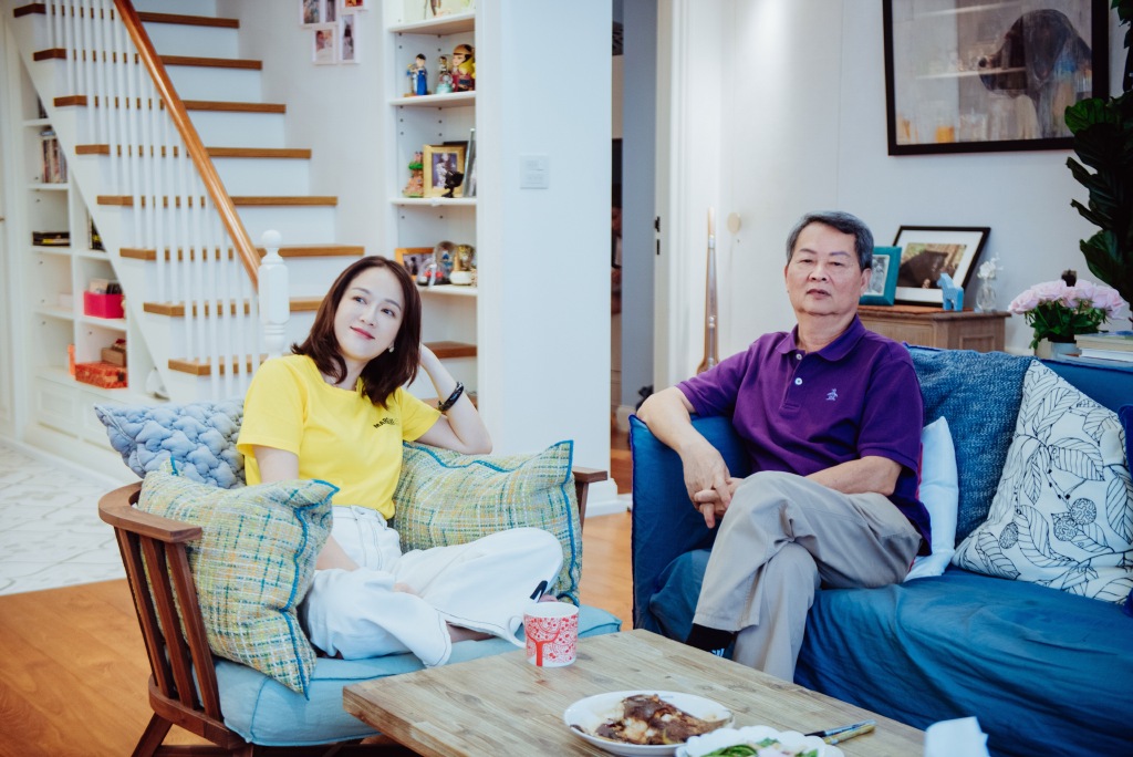 不愧是“偶像剧女王”，陈乔恩41岁穿黄色T恤，