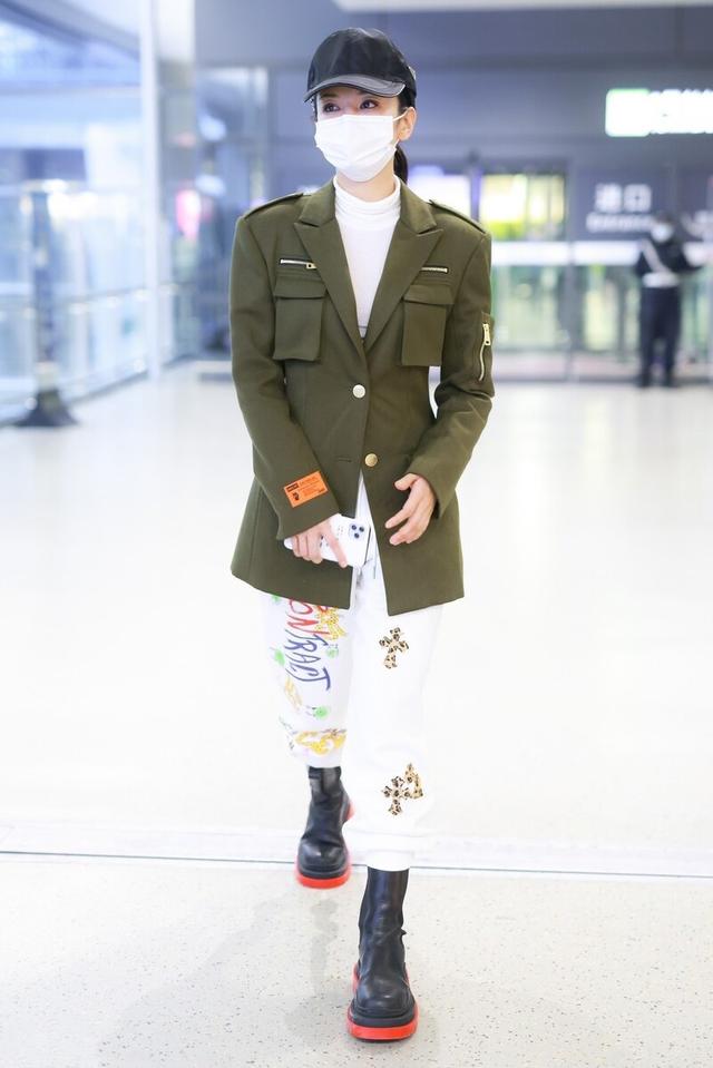 黄奕|黄奕43岁不见老！穿军西装混搭卡通运动裤，又美又酷魅力挡不住