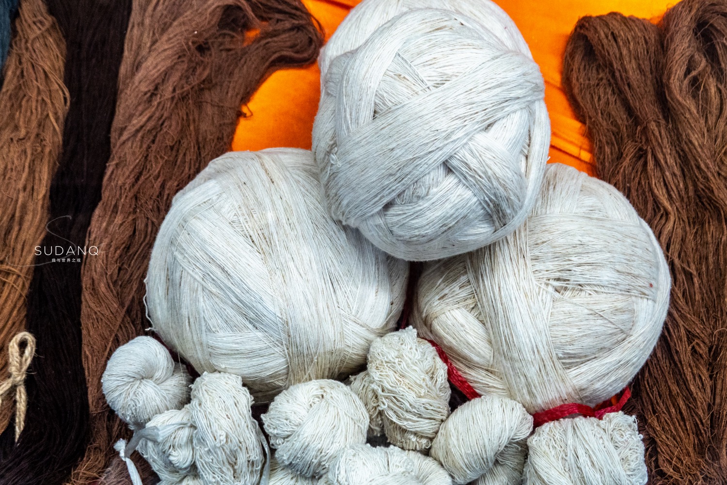 织工艺大概分为无纺布(树皮布)、麻纺织、棉(木棉)纺织等几个过程。